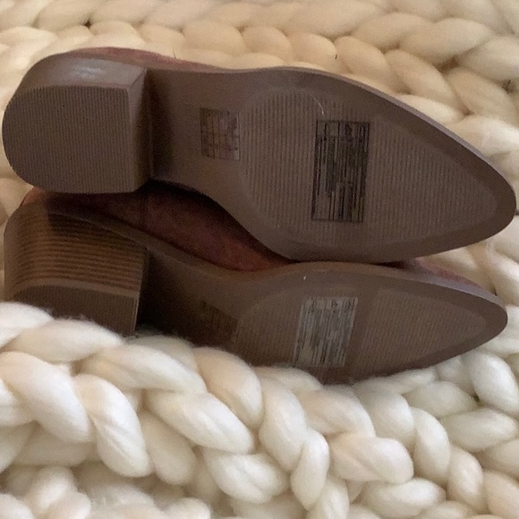 Tan pointy toe booties - Picture 2 of 3